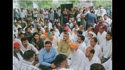 Farmer leader Gurnam Singh Chadhuni( in saffron turban) joined the protest of farmers and weavers at Urja Bhawan on Wednesday. (HT)