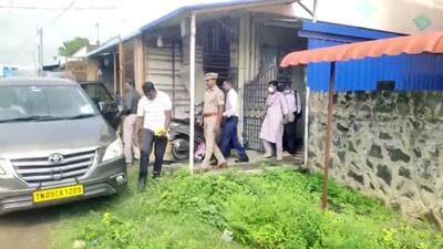 NIA officials during a raid in Tamil Nadu’s Chengalpattu. (HT photo) NIA officials during a raid in Tamil Nadu’s Chengalpattu. (HT photo)