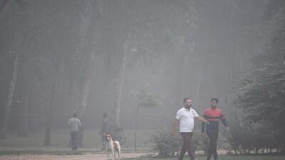 New Delhi, India - Nov. 8, 2023: Morning walkers seen at Sanjay Lake Park during cold morning amid hazy weather conditions and smog, in New Delhi, India, on Wednesday, November 8, 2023. (Photo by Sanjeev Verma/ Hindustan Times) (Hindustan Times)