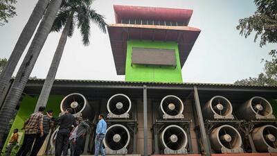 Officials from the technical team of Delhi Pollution Control Committee re-starts on the anti-smog tower on Baba Kharak Singh Marg in Connaught Place (Hindustan Times/Sanchit Khanna) Officials from the technical team of Delhi Pollution Control Committee re-starts on the anti-smog tower on Baba Kharak Singh Marg in Connaught Place (Hindustan Times/Sanchit Khanna)