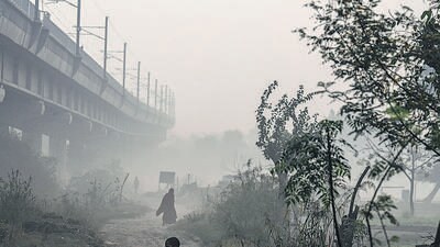 Thick smog near Akshardham on Tuesday. (Raj K Raj/ HT Photo) Thick smog near Akshardham on Tuesday. (Raj K Raj/ HT Photo)