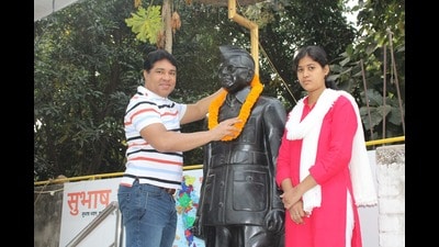 Trinidad and Tobago high commissioner to India, Roger Rajesh Gaupal garlanding a statue of Subhas Chandra Bose in Varanasi on Wednesday (HT Photo) Trinidad and Tobago high commissioner to India, Roger Rajesh Gaupal garlanding a statue of Subhas Chandra Bose in Varanasi on Wednesday (HT Photo)