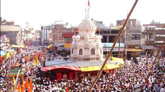 Considered to be the deity of Maharashtra, since 1985, the Maharashtra chief minister with spouse perform the puja at the Vitthal Rukmini Temple on Ashadhi Ekadashi every year. (HT FILE PHOTO)