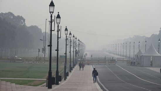 A view of Kartvya Path in Heavy smog as Air pollution rise in New Delhi, India, on Tuesday. (Photo by Raj K Raj/ Hindustan Times) A view of Kartvya Path in Heavy smog as Air pollution rise in New Delhi, India, on Tuesday. (Photo by Raj K Raj/ Hindustan Times)