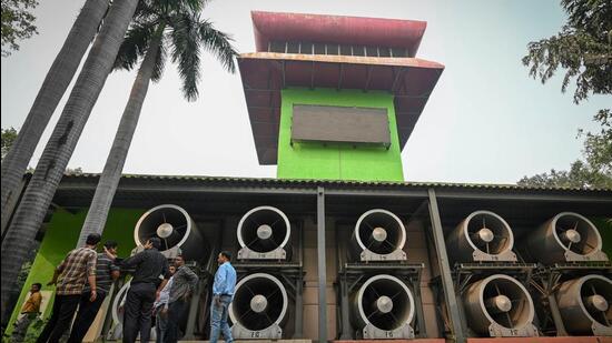 Officials from the technical team of Delhi Pollution Control Committee re-starts on the anti-smog tower on Baba Kharak Singh Marg in Connaught Place (Hindustan Times/Sanchit Khanna)