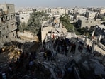 Palestinians search for casualties at the site of Israeli strikes on houses, amid the ongoing conflict between Israel and Palestinian Islamist group Hamas, in Khan Younis in the southern Gaza Strip, November 9, 2023.