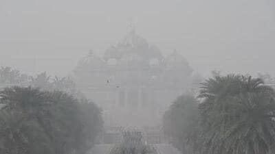 A haze enveloped the Akshardham Temple on Wednesday. (HT/Sanjeev Verma) A haze enveloped the Akshardham Temple on Wednesday. (HT/Sanjeev Verma)