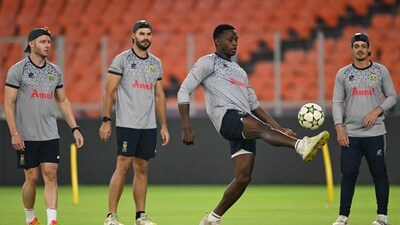 South Africa's David Miller (L), Aiden Markram (2L), Kagiso Rabada (2R) and Quinton de Kock play football during a practice session. (AFP) South Africa's David Miller (L), Aiden Markram (2L), Kagiso Rabada (2R) and Quinton de Kock play football during a practice session. (AFP)