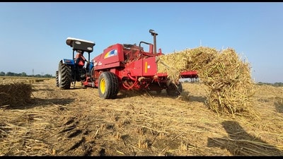 Farmer making bales of paddy straw in Kot Fatta village in Bathinda. (Sanjeev Kumar/HT) Farmer making bales of paddy straw in Kot Fatta village in Bathinda. (Sanjeev Kumar/HT)