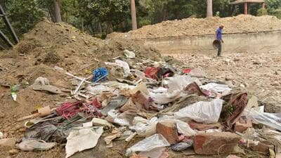 Garbage at Ambedkar Park in Vaishali’s Sector 4 in Ghaziabad on Thursday. (Sakib Ali/HT Photo)