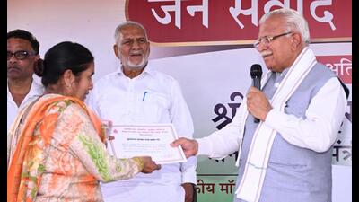Haryana CM Manohat Lal Khattar giving old age pension certificate to a beneficiary during a Jan Samwad at Bilaspur village in Yamunanagar on Thursday. (HT Photo)