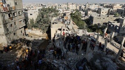 Palestinians search for casualties at the site of Israeli strikes on houses, amid the ongoing conflict between Israel and Palestinian Islamist group Hamas, in Khan Younis in the southern Gaza Strip, November 9, 2023. (Reuters)