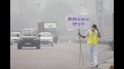 The traffic data analysis during the odd-even scheme in November 2019 indicated a 30% reduction in personal car traffic. However, there was an increase of 6.5% in two-wheeler traffic, 19.5% in taxis, 7.5% in auto and 4.7% in buses (a total of 38.2%). (HT Archive)