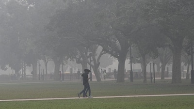 Thick layer of smog at Kartavya Path as Delhi's air quality continued to deteriorate. (Arvind Yadav/ HT Photo) Thick layer of smog at Kartavya Path as Delhi's air quality continued to deteriorate. (Arvind Yadav/ HT Photo)