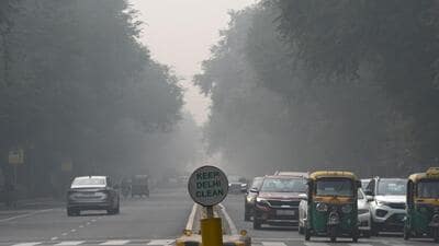 Thick layer of smog at Tilak Marg near Supreme court on Thursday. (Arvind Yadav/ HT Photo)
