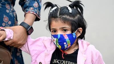 With deteriorating AQI in Noida, residents have started wearing face masks. (Sunil Ghosh/HT Photo) With deteriorating AQI in Noida, residents have started wearing face masks. (Sunil Ghosh/HT Photo)