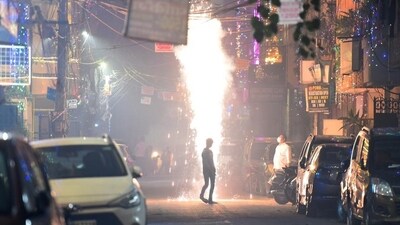People burning firecrackers on Diwali in Pandav Nagar in New Delhi. (Raj K Raj/HT PHOTO) People burning firecrackers on Diwali in Pandav Nagar in New Delhi. (Raj K Raj/HT PHOTO)
