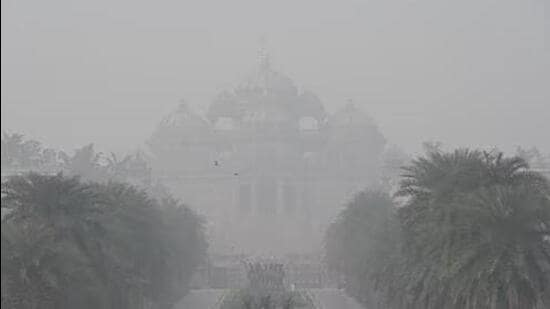 A haze enveloped the Akshardham Temple on Wednesday. (HT/Sanjeev Verma)