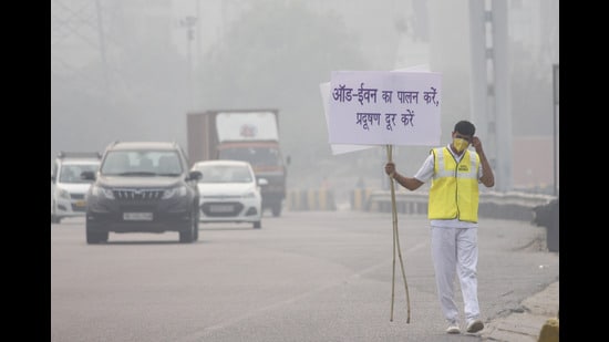 The traffic data analysis during the odd-even scheme in November 2019 indicated a 30% reduction in personal car traffic. However, there was an increase of 6.5% in two-wheeler traffic, 19.5% in taxis, 7.5% in auto and 4.7% in buses (a total of 38.2%). (HT Archive)