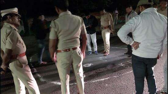 Three assailants opened fire at a jeweller on BT Kawade Road on Wednesday. (In pic) Police at the crime scene. (HT PHOTO)