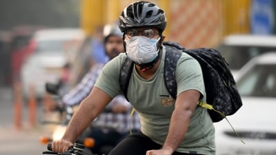 With deteriorating AQI in Noida, some residents have started wearing masks to protect themselves from pollution and smog. (Sunil Ghosh / Hindustan Times) With deteriorating AQI in Noida, some residents have started wearing masks to protect themselves from pollution and smog. (Sunil Ghosh / Hindustan Times)