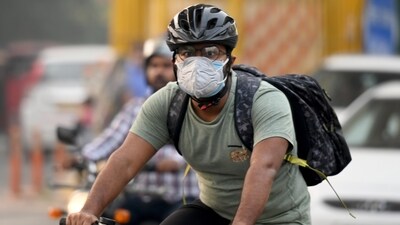 With deteriorating AQI in Noida, some residents have started wearing masks to protect themselves from pollution and smog, in Noida, India, on Thursday, November 09. (Photo by Sunil Ghosh / Hindustan Times) With deteriorating AQI in Noida, some residents have started wearing masks to protect themselves from pollution and smog, in Noida, India, on Thursday, November 09. (Photo by Sunil Ghosh / Hindustan Times)