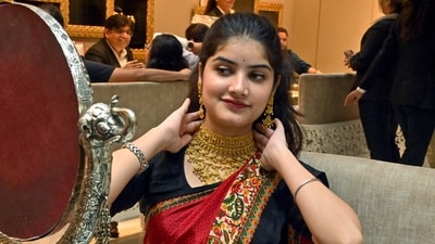 Markets across the country witnessed huge footfall to purchase audpicious Dhanteras items including jewellery, broom and earthen lamps. (ANI) Markets across the country witnessed huge footfall to purchase audpicious Dhanteras items including jewellery, broom and earthen lamps. (ANI)