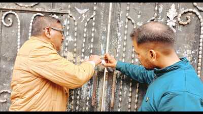 Azam Khan’s office being sealed. (Gaurav Sharma/HH) Azam Khan’s office being sealed. (Gaurav Sharma/HH)