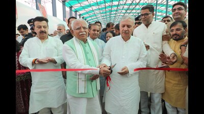 CM Manohar Lal Khattar (left) and MP Rao Inderjit Singh open the Vatika Chowk underpass on Friday. (Parveen Kumar/HT Photo) CM Manohar Lal Khattar (left) and MP Rao Inderjit Singh open the Vatika Chowk underpass on Friday. (Parveen Kumar/HT Photo)