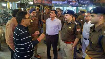 DM Indra Vikram Singh and SSP Kalanidhi Naithani interacting with jewellers in Aligarh market to draft arrangements on festive days. (HT Photo)
