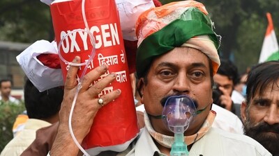 DPCC worker participates in a silent march at Rouse Avenue against BJP and AAP government failure to control severe air pollution situation in New Delhi on November 9. (Vipin Kumar/ Hindustan Times) DPCC worker participates in a silent march at Rouse Avenue against BJP and AAP government failure to control severe air pollution situation in New Delhi on November 9. (Vipin Kumar/ Hindustan Times)