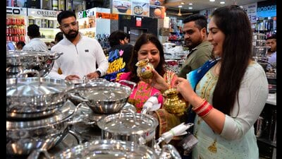 Dhanteras shopping frenzy sweeps Ludhiana (HT Photo) Dhanteras shopping frenzy sweeps Ludhiana (HT Photo)