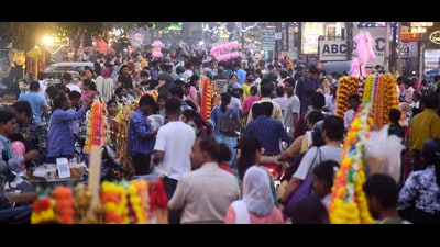 Diwali shoppers throng Lucknow’s Bhootnath Market. (Deepak Gupta)