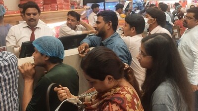 Heavy rush at a sweet shop in Lucknow (HT Photo) Heavy rush at a sweet shop in Lucknow (HT Photo)