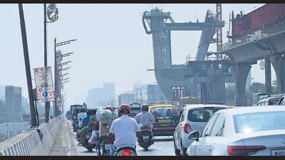 Mumbai, India - Nov 07, 2023 : Huge Air Pollution seen on Western Express Highway at Santacruz, in Mumbai, India, Tuesday, Nov 07, 2023. (Vijay Bate/HT Photo) Mumbai, India - Nov 07, 2023 : Huge Air Pollution seen on Western Express Highway at Santacruz, in Mumbai, India, Tuesday, Nov 07, 2023. (Vijay Bate/HT Photo)