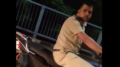 Snapshot of the police officer not wearing a helmet. (X/@Ghar Ke Kalesh) Snapshot of the police officer not wearing a helmet. (X/@Ghar Ke Kalesh)
