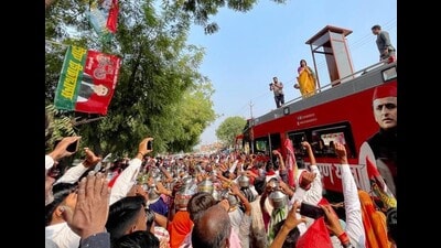 Samajwadi Party leader Dimple Yadav holding a roadshow in Nivadi, Madhya Pradesh, on Friday. (Sourced) Samajwadi Party leader Dimple Yadav holding a roadshow in Nivadi, Madhya Pradesh, on Friday. (Sourced)