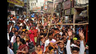 The devotees get darshan of the golden idol of Maa Annapurna for five days every year. (HT)