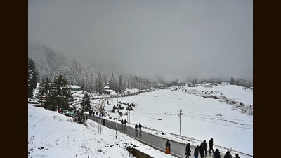 The ski resort of Gulmarg amid snowfall on Friday. The higher reaches of Kashmir received fresh snow while plains received rains. (Waseem Andrabi/HT) The ski resort of Gulmarg amid snowfall on Friday. The higher reaches of Kashmir received fresh snow while plains received rains. (Waseem Andrabi/HT)