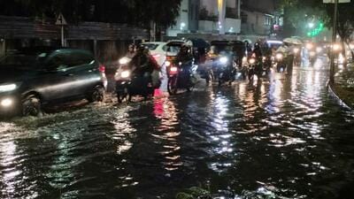 Vehicles wade through waterlogged road in Sadashiv Peth on Friday. (HT PHOT)