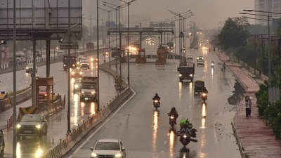 People troubled by increasing pollution got relief due to rain this morning. (Photo by Sakib Ali/ HT) People troubled by increasing pollution got relief due to rain this morning. (Photo by Sakib Ali/ HT)