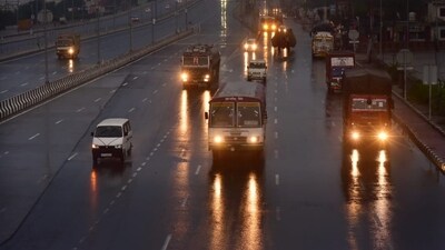 In view of the worsening air pollution, the city government is planning to induce artificial rain on November 20-21 through cloud seeding. (HT Photo/Sunil Ghosh) In view of the worsening air pollution, the city government is planning to induce artificial rain on November 20-21 through cloud seeding. (HT Photo/Sunil Ghosh)