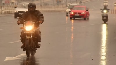 People troubled by increasing pollution got some respite relief due to early morning rain In Ghaziabad. (Sakib Ali/HT) People troubled by increasing pollution got some respite relief due to early morning rain In Ghaziabad. (Sakib Ali/HT)