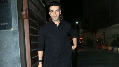 Student of the Year 2 director Punit Malhotra also attended Sara Ali Khan's Diwali bash. He was in a black kurta pyjama. He is Manish Malhotra's cousin, who too attended the bash. Student of the Year 2 director Punit Malhotra also attended Sara Ali Khan's Diwali bash. He was in a black kurta pyjama. He is Manish Malhotra's cousin, who too attended the bash. 