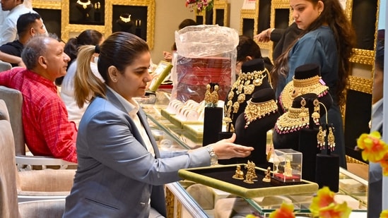 Gold and silver jewellery, utensils, kitchenware, vehicles, clothing, electronics, and more witness substantial sales during Dhanteras.&nbsp;(ANI)