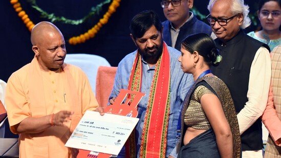 On the occasion of Dhanteras, Uttar Pradesh Chief Minister Yogi Adityanath inaugurated the distribution campaign for free refills of cooking gas cylinders under the Pradhan Mantri Ujjwala Yojana for 1.75 crore eligible families in the state from Lok Bhavan on Friday.&nbsp;&nbsp;(ANI)