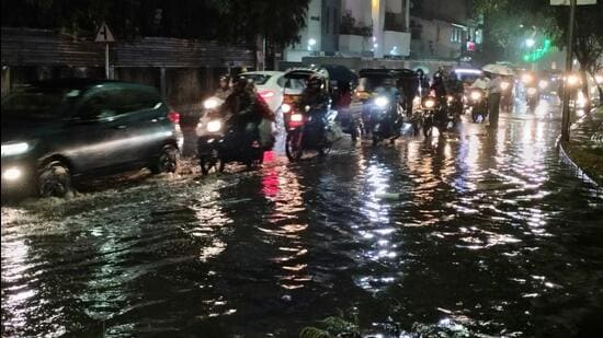 Vehicles wade through waterlogged road in Sadashiv Peth on Friday. (HT PHOT)
