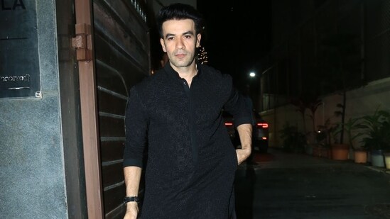 Student of the Year 2 director Punit Malhotra also attended Sara Ali Khan's Diwali bash. He was in a black kurta pyjama. He is Manish Malhotra's cousin, who too attended the bash.&nbsp;