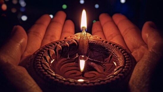 Use earthen diyas instead of plastic diyas: Show your support to local artisans by purchasing earthen lamps and diyas for Diwali. This not only adds a touch of traditional craftsmanship to your celebration but also helps local potters thrive.(Unsplash)