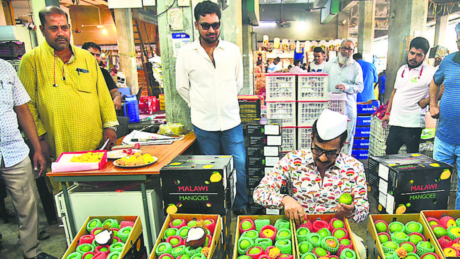 First lot of Malawi mangoes arrives, goes off APMC market in minutes - Vimarsana News